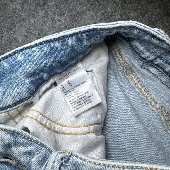 American Eagle Mens Denim Bermuda Short Size 28 Distressed Light Wash 10" Inseam - Picture 3 of 9